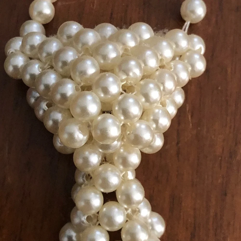 Elegant Pearl Tie - Picture 4 of 9